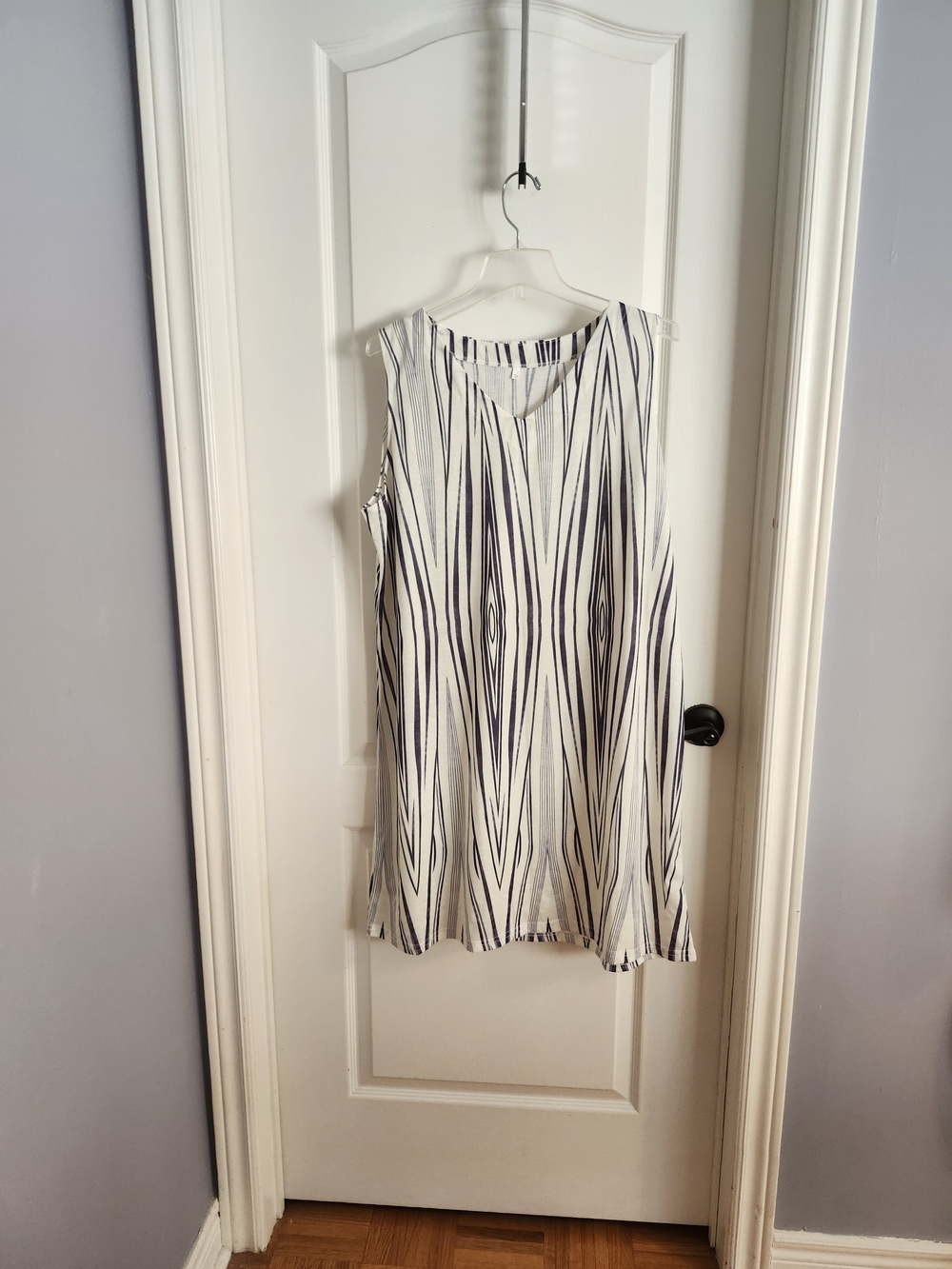 Sleeveless V-Neck Stripe Dress - White & Black